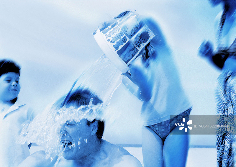 女孩往父亲身上泼水图片素材