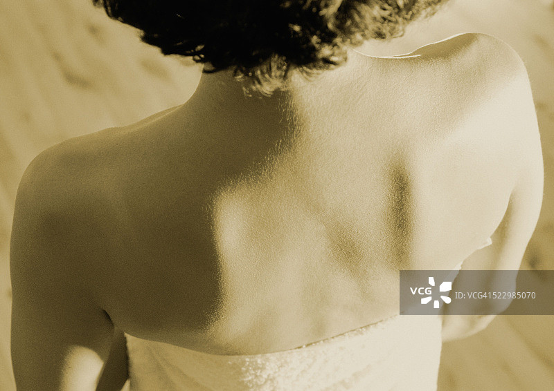 裸肩的女人图片素材