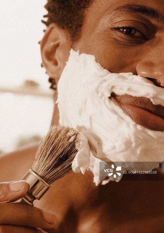 男人刮胡子图片素材