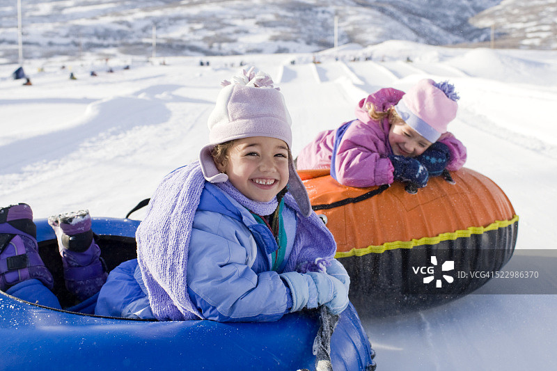 女孩们玩雪橇图片素材