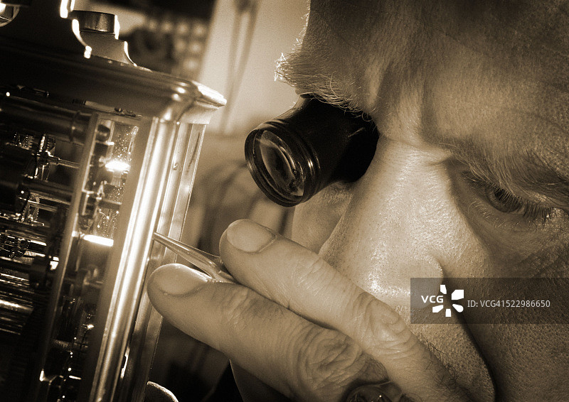 戴着放大镜的钟表匠图片素材