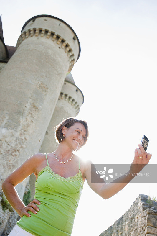 女人用手机拍照图片素材