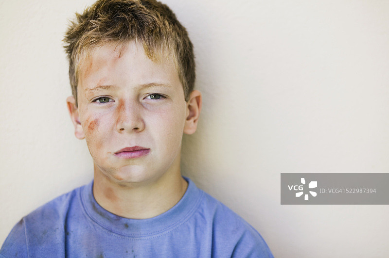半脏半净的青少年男孩图片素材