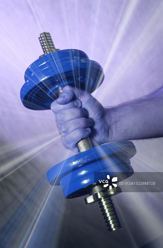 手持蓝色哑铃图片素材