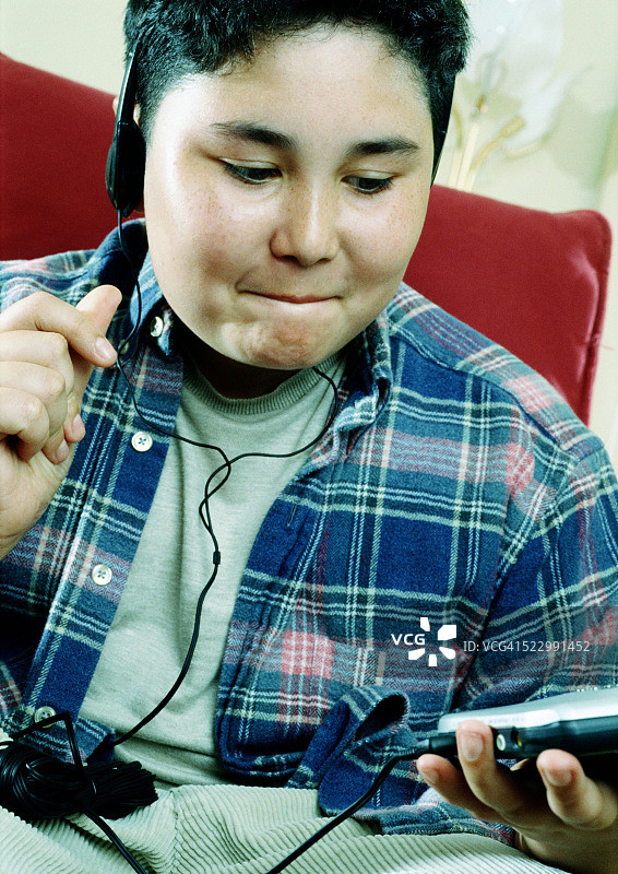 拿着CD播放器的男孩图片素材