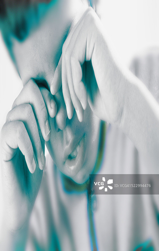 孩子用手揉眼睛图片素材