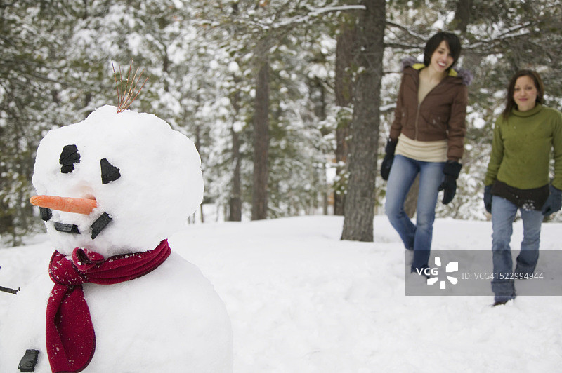 两个女人和雪人图片素材