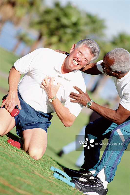 锻炼时胸痛的男人图片素材