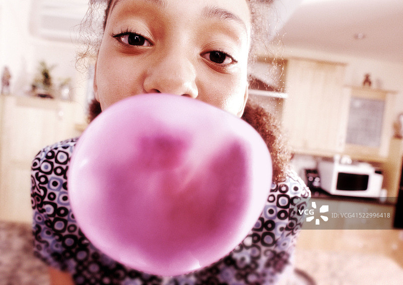 吹泡泡糖的女孩图片素材