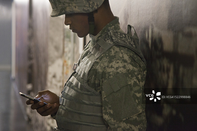 使用智能手机的男人图片素材