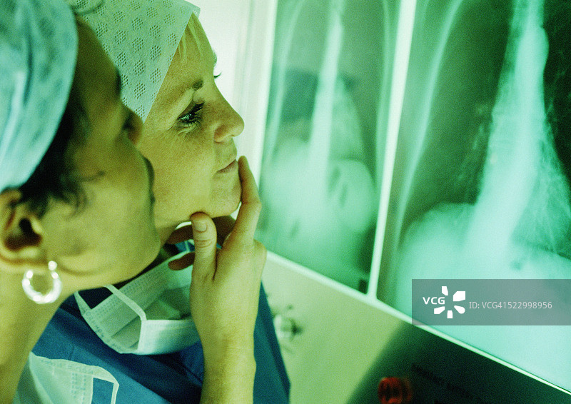 外科医生检查X光片图片素材