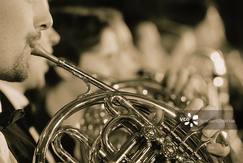 演奏法国号的音乐家图片素材