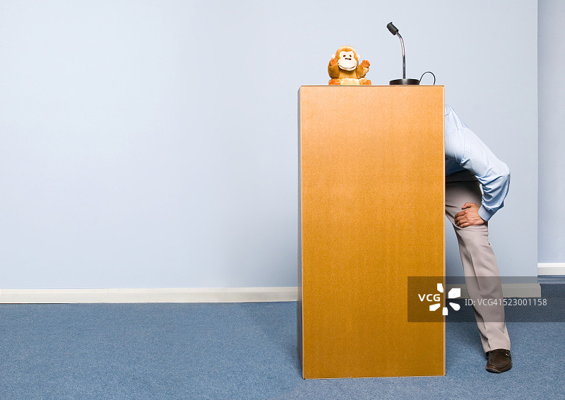商人在讲台上表演木偶戏图片素材