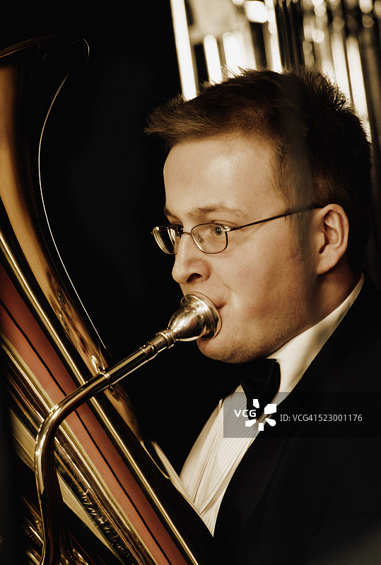 管弦乐队中的圆号演奏者图片素材