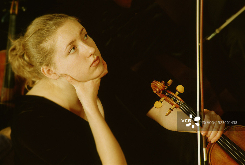 专注的音乐家图片素材