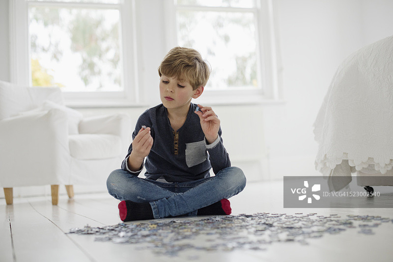 男孩在拼图图片素材