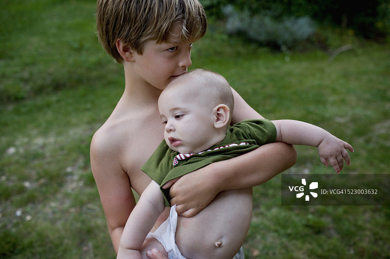 男孩抱着弟弟图片素材