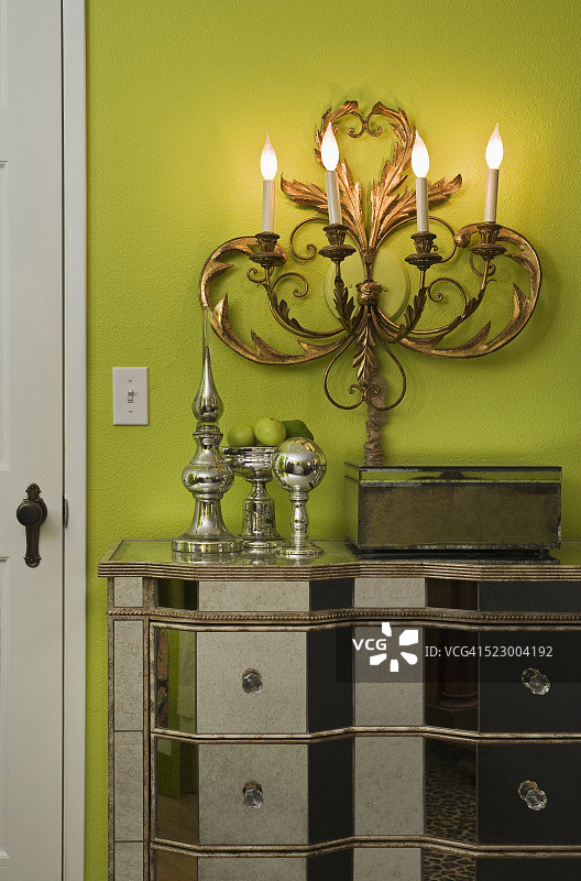 华丽的壁式灯台和梳妆台图片素材