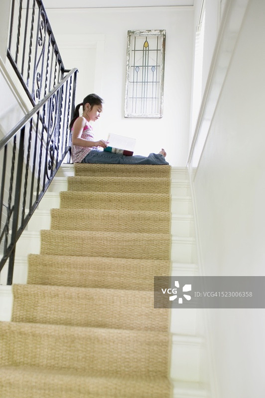 坐在楼梯顶端的女孩图片素材