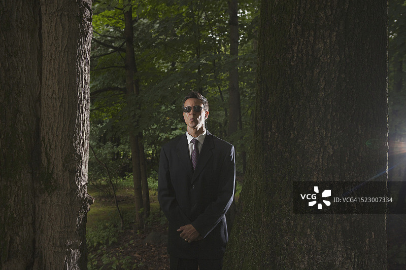 站在森林里的特工图片素材