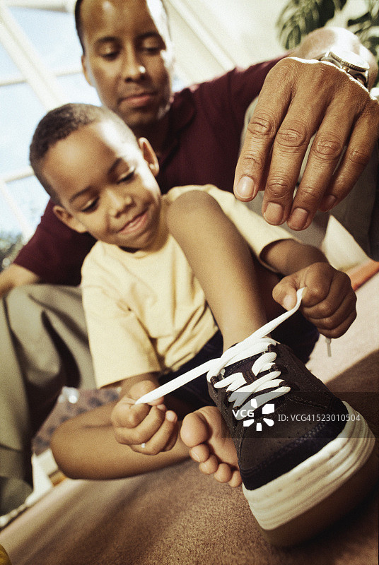 系鞋带图片素材