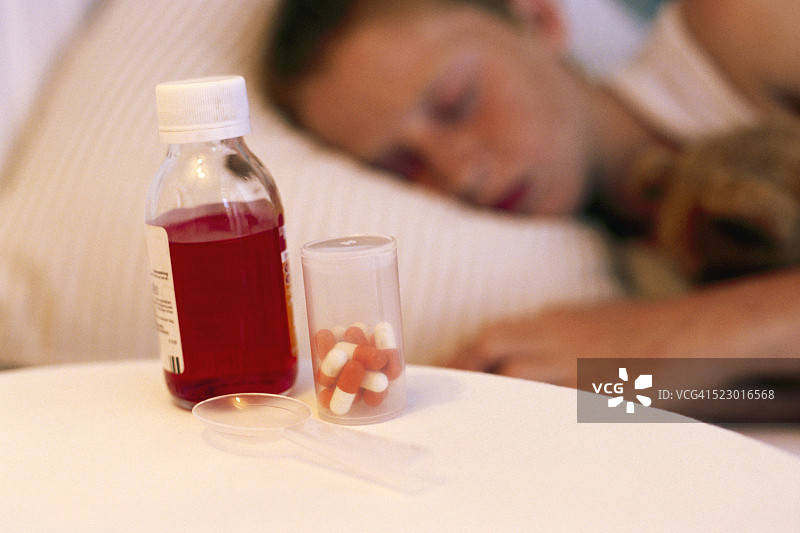 男孩床头柜上的药瓶图片素材