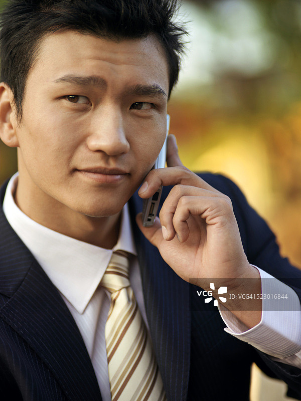 使用手机的商人图片素材