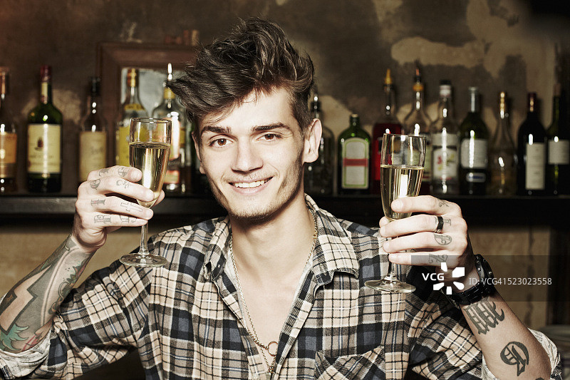 在酒吧用两个香槟酒杯敬酒的男人图片素材