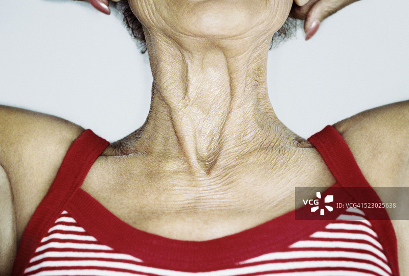 穿着条纹背心的年长女人图片素材