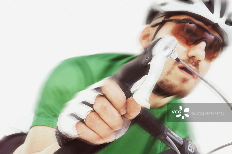 疾驰的自行车手图片素材