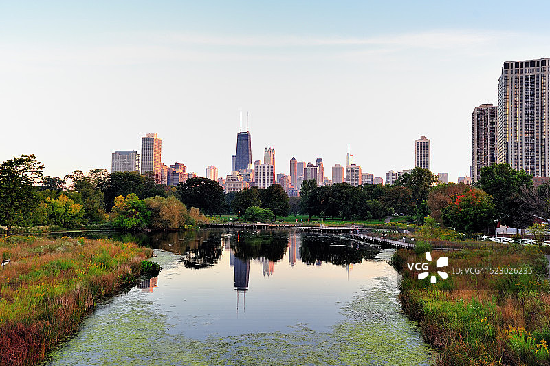 初秋的倒影图片素材