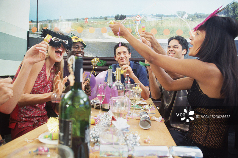 人们在聚会上玩耍图片素材