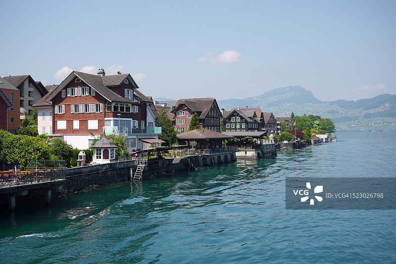 琉森湖畔的典型瑞士房屋图片素材