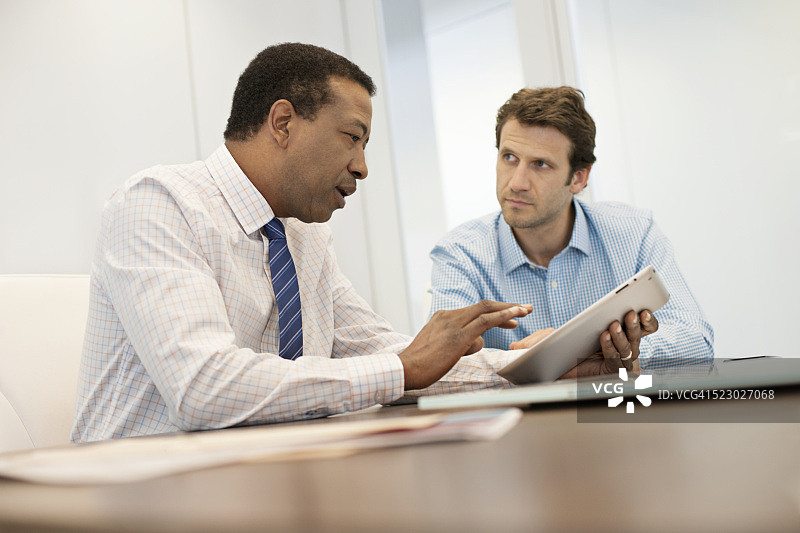 商务同事查看平板电脑上的信息图片素材
