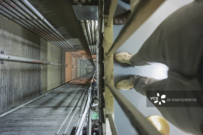 电梯里的建筑工人图片素材