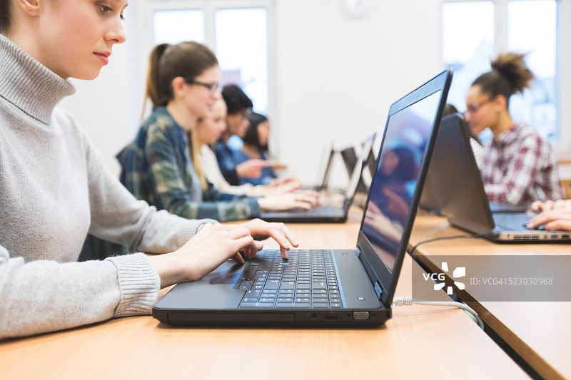 学习计算机编程的女学生图片素材