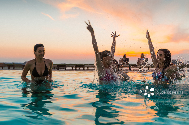 朋友们享受泳池派对图片素材