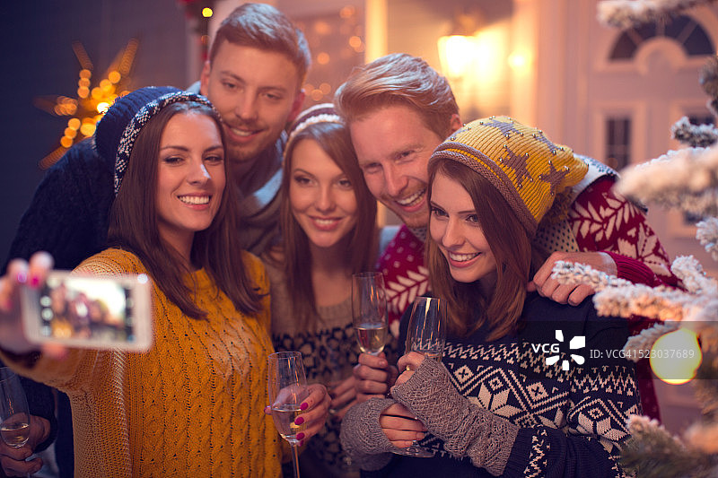 朋友们在户外玩。图片素材