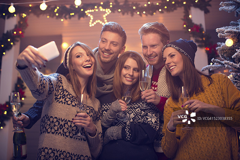 朋友们在户外玩。图片素材