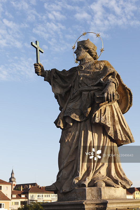 维尔茨堡老 main 大桥圣约翰雕像，德国巴伐利亚弗兰肯地区图片素材