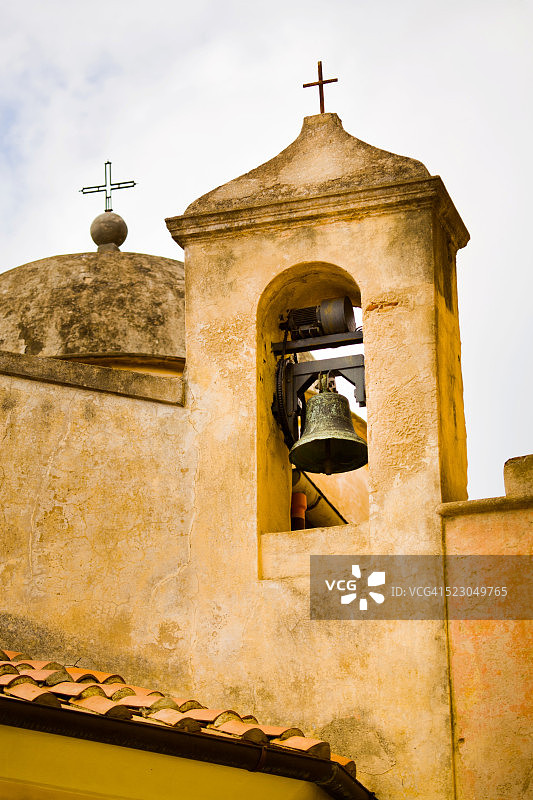 欧洲意大利厄尔巴岛阿祖罗港的钟楼和教堂图片素材