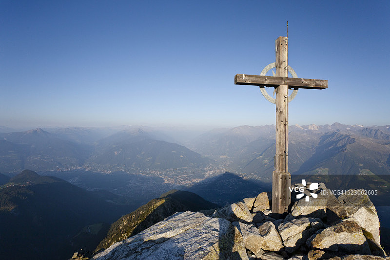 意大利南蒂罗尔伊芬格山顶十字架，背景是梅拉诺图片素材