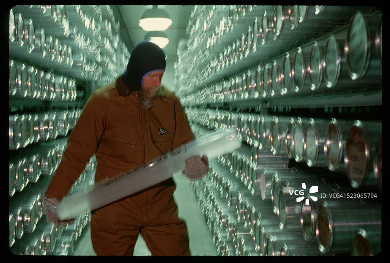 冰芯样品在冷冻箱中图片素材