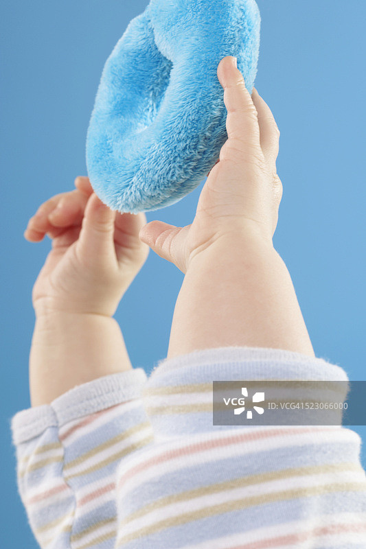 宝宝伸手拿毛绒玩具图片素材