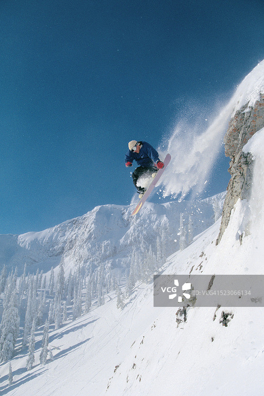 弗尼高山滑雪度假村单板滑雪，加拿大不列颠哥伦比亚省弗尼图片素材