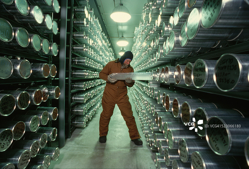 冰芯样品在冷冻箱中图片素材