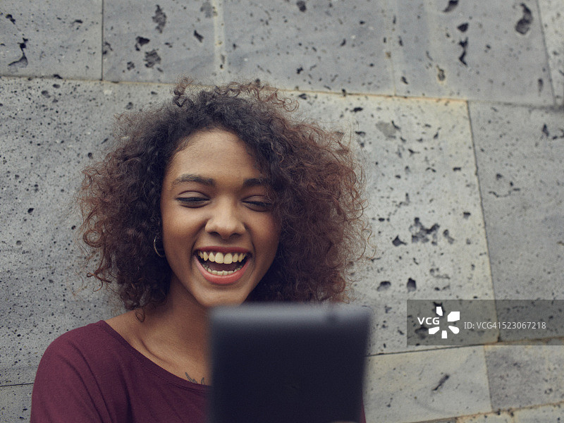年轻女子使用移动互联网设备图片素材
