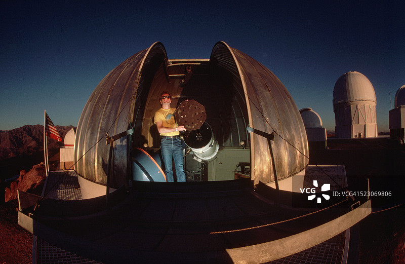 在望远镜上安装屏幕图片素材