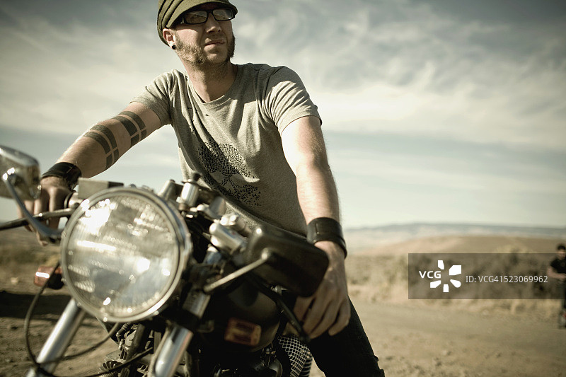 男子骑摩托车图片素材