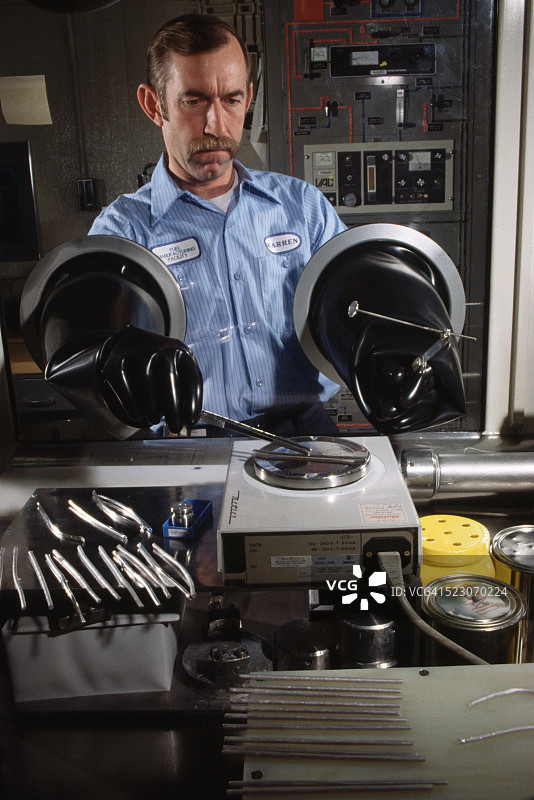 工人使用放射性材料手套箱图片素材